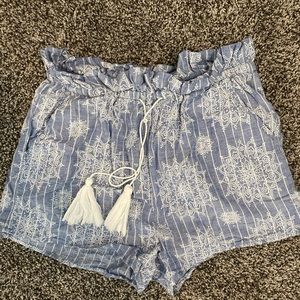 Cotton embroidered shorts.